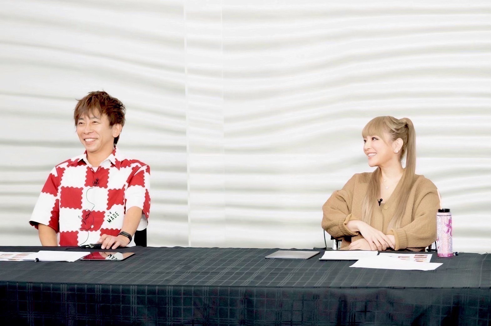 松浦勝人(左)驚喜現身濱崎步主持的選秀結果發表直播。